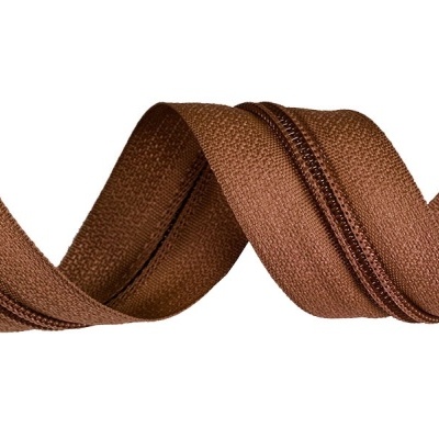 Fecho de correr castanho em espiral sobre fundo branco