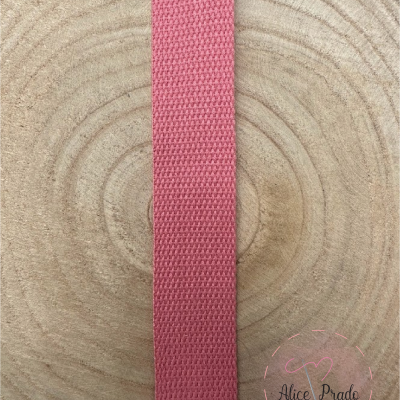Fita rosa de tecido trançado sobre madeira clara com selo Alice Prado