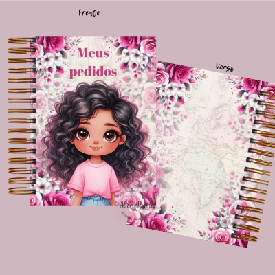 Cadernos de capa rígida com espiral, estampas florais em rosa e branco, um com ilustração de menina e texto Meus pedidos, outro com mapa antigo.