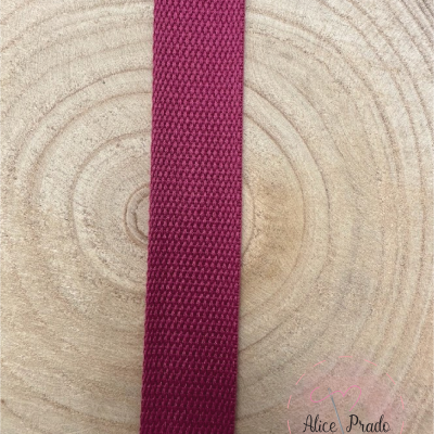 Fita borgonha em tecido trançado sobre madeira clara com selo Alice Prado