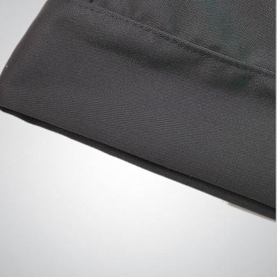 Chapéu ou boné de tecido cinzento escuro visto de perto