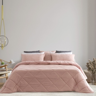 Cama dupla com colcha rosa e almofadas em quarto decorado de forma moderna