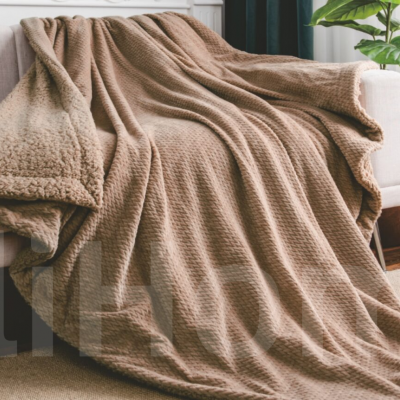 Cobertor castanho macio numa sala ao lado de sofá branco