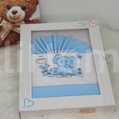 Conjunto de roupa de bebé azul com bordado de elefante em caixa branca decorada