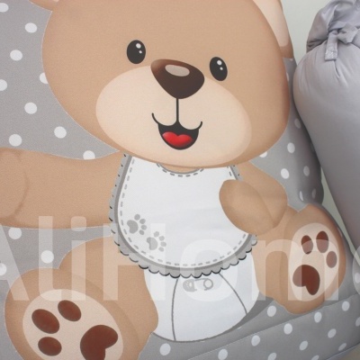 Capa de almofada com estampa de ursinho e almofadas cinza