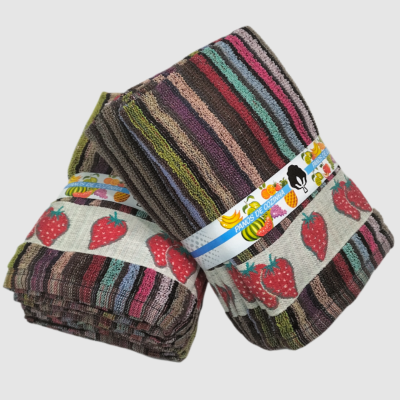 Paninhos de cozinha com riscas coloridas e faixa com morangos e etiqueta colorida.