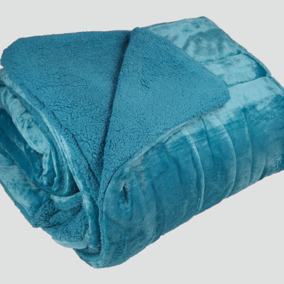 Manta azul turquesa dobrada com texturas diferentes