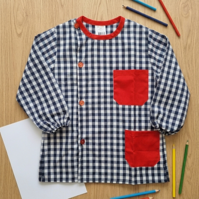 Casaco infantil xadrez azul e branco com detalhes vermelhos