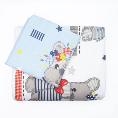 Conjunto de tecidos para bebé com estampado de ursos e flores coloridas.