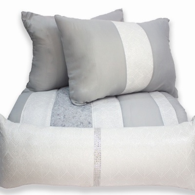 Conjunto de almofadas cinza e branco com texturas e riscas prateadas