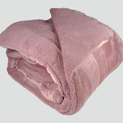 Manta dobrada rosa com textura felpuda e suave