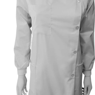 Casaco branco de trabalho com botões e bolsos
