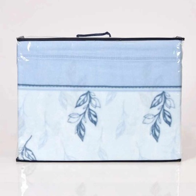 Lençol embalado com padrão de folhas azuis em fundo branco e faixa azul claro