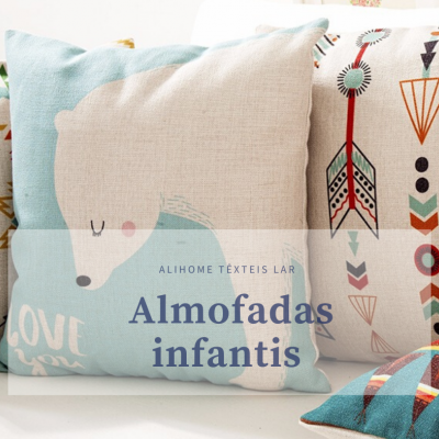 Almofadas infantis em tecido com diversas estampas coloridas e texto promocional