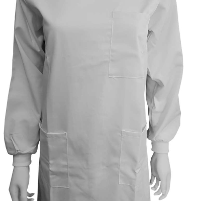 Vestido branco com mangas compridas e bolsos à frente