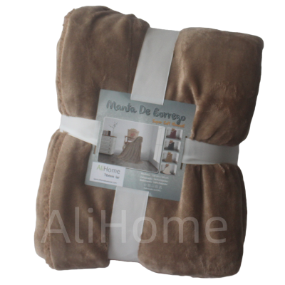 Manta castanho claro macia enrolada com fita branca e etiqueta com texto e imagens.