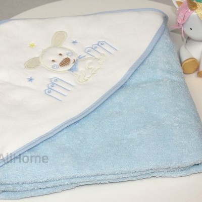 Toalha de bebé azul e branca com capuz e bordado de ursinho