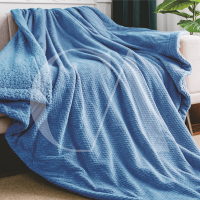 Manta azul em sofá branco numa sala de estar.