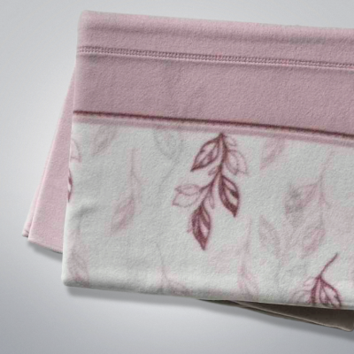 Manta rosa e branca com padrão de folhas em diferentes tons de rosa