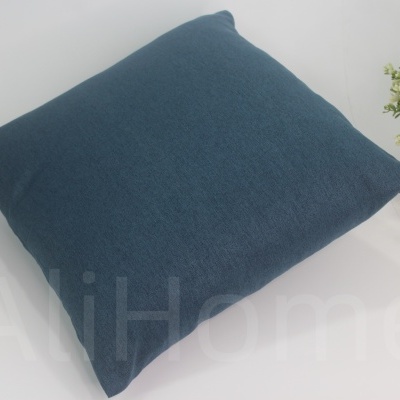 Almofada quadrada azul escuro com vaso decorativo