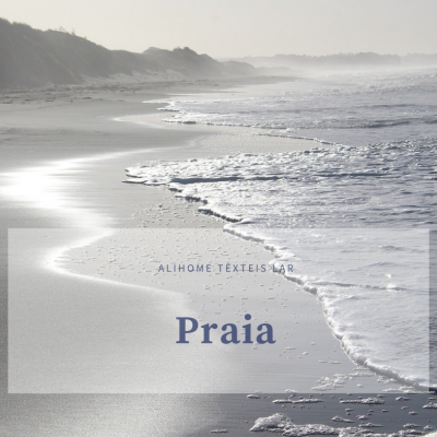 Praia com ondas a romper na areia e colinas ao fundo com texto sobreposto