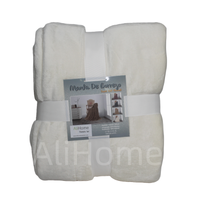 Manta de cobreço branca em tecido macio com etiqueta e fita de embalagem branca