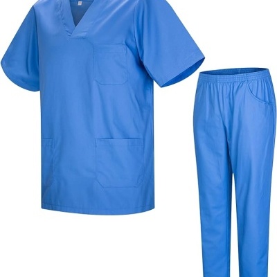 Conjunto de vestuário hospitalar azul claro com t-shirt e calças.