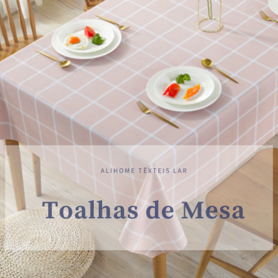 toalha de mesa rosa claro com padrão de grelha branca num ambiente com móveis de madeira