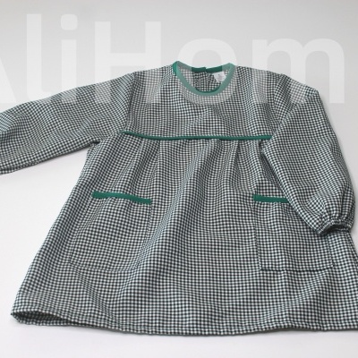 Vestido infantil quadriculado preto e branco com detalhes verdes sobre fundo branco