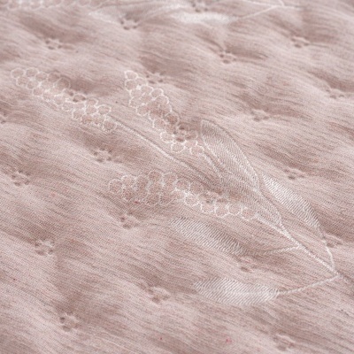 Tecido rosa claro com padrão acolchoado e bordado de ramos com bagas