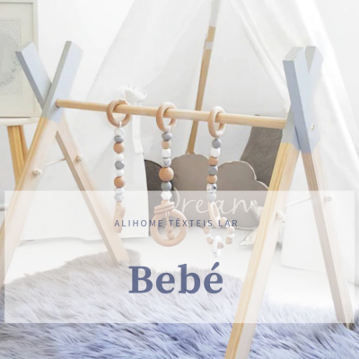 Estrutura de madeira clara com argolas de silicone decorativas e tapete felpudo azul e branco