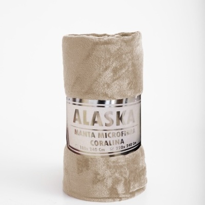 Manta de microfibra bege enrolada com etiqueta ALASKA