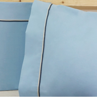 Duas fronhas de almofada azuis com linha dupla de cor branca e preta