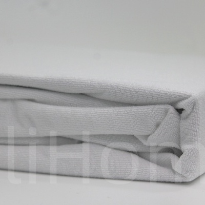 Lençol branco dobrado com textura lisa