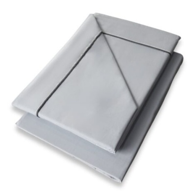 Lençóis cinzentos dobrados sobre fundo branco