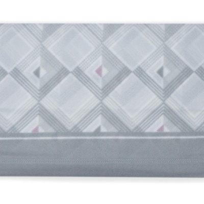 Toalha de banho cinza com padrão geométrico e detalhes lilás.