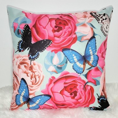 Almofada com padrão de flores e borboletas azuis