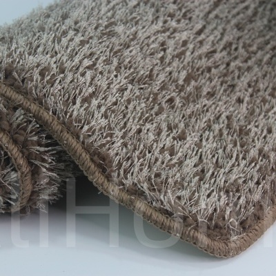 Tapete castanho claro felpudo com bordas reforçadas