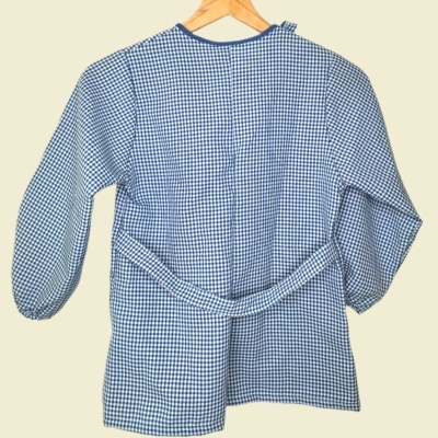 Casaco xadrez azul e branco com mangas compridas num cabide