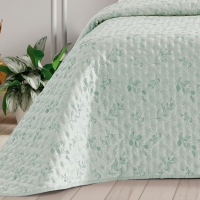 Colcha de cama verde água com padrão floral em relevo