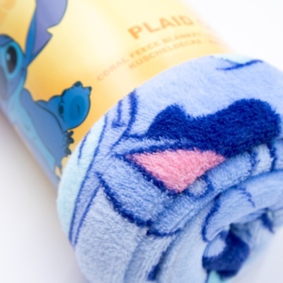 Manta de lã coral azul com personagem animado na embalagem amarela