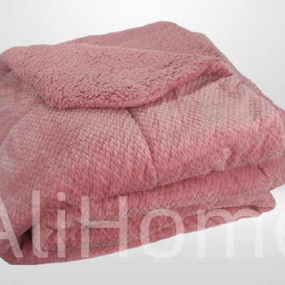 Cobertor cor-de-rosa felpudo e dobrado sobre fundo branco com texto AliHome.