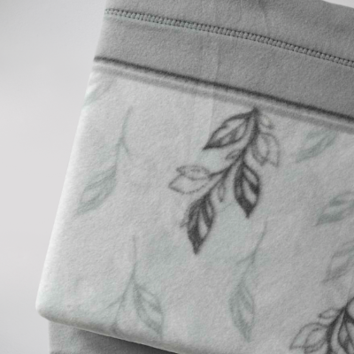 Manta polar cinzenta com padrão de folhas