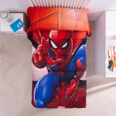 Cama solteiro com edredão Spider-Man vermelho, azul e almofada laranja.