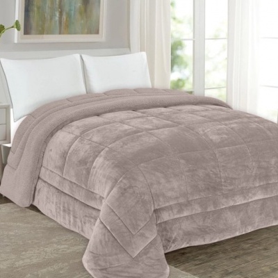 Cobertor cinza claro acolchoado numa cama com almofadas brancas num quarto claro