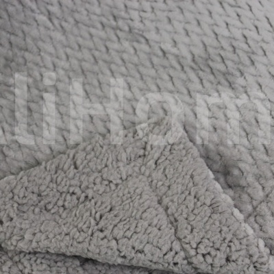 Manta cinza texturizada de tecido macio com padrão de ondas.