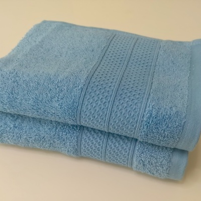 Duas toalhas azuis empilhadas com padrões texturizados