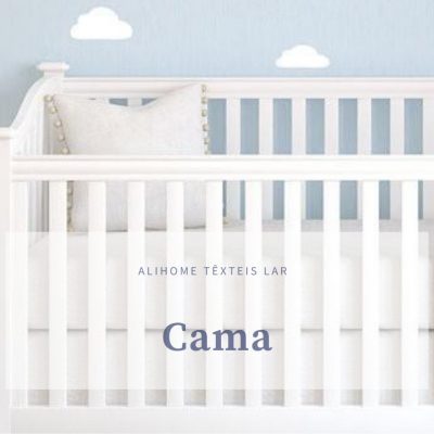 Berço branco de madeira com almofada branca e parede azul com nuvens