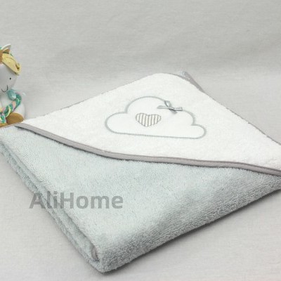 Toalha de bebé cinza e branca com bordado de nuvem e coração