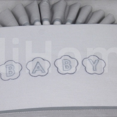 Fralda branca com bordado BABY em nuvens, fundo cinza claro